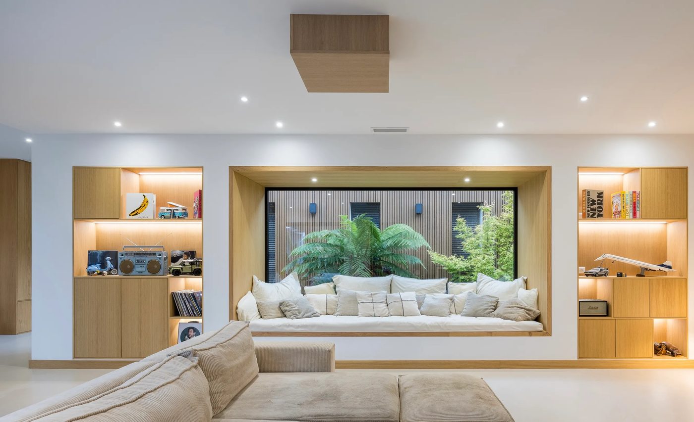Villa Balboa à Saint-Pierre-du-Mont, salon avec banquette en alcôve conçu par Movrel Studio