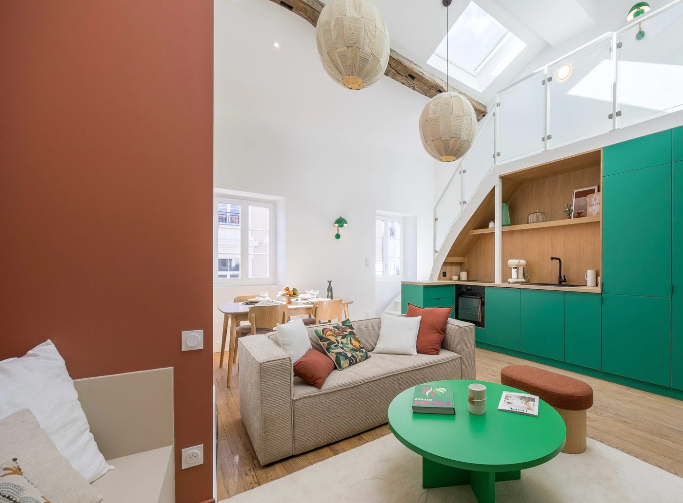 Duplex Frida Kahlo rénové par Movrel Studio à Mont-de-Marsan, cuisine verte et mur terracotta